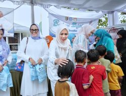 *Semangat Ramadan, TP PKK dan DWP Provinsi Lampung Berbagi Takjil Meski Sempat Diguyur Hujan*